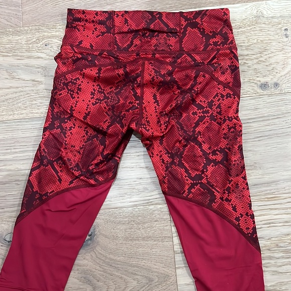 Lululemon red snake print capris size small / size 4 - Picture 4 of 5